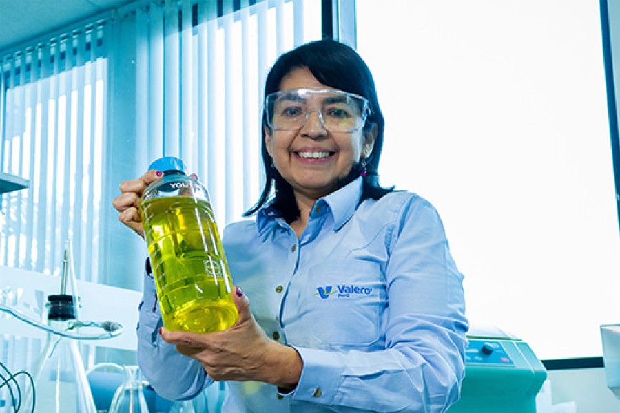 An employee at Royal Dutch Shell Peru.